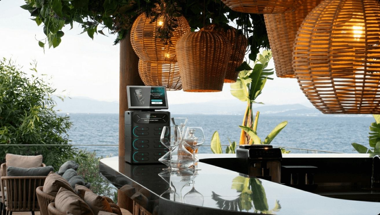 DushiCharge powerbankstation op een terrasbar met uitzicht op zee bij een horecalocatie op Curaçao